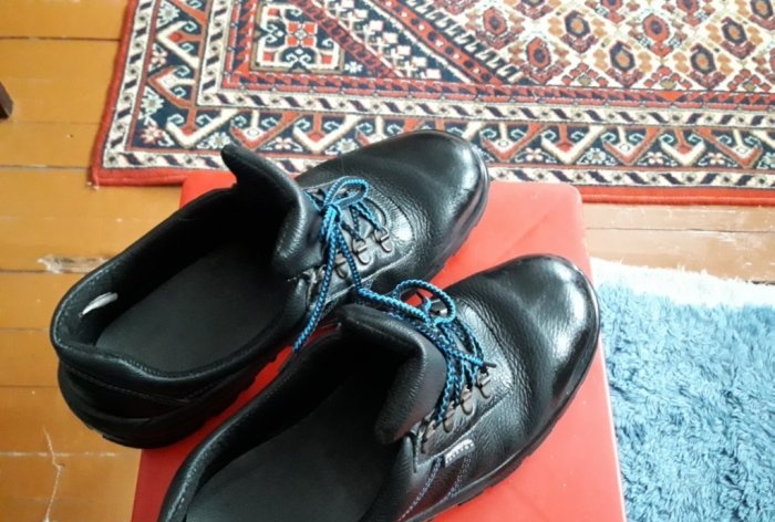 Préparation des chaussures pour l'hiver Spikeing et imprégnation