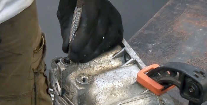 Jak usunąć złamaną śrubę lub kołek z głębokiego otworu