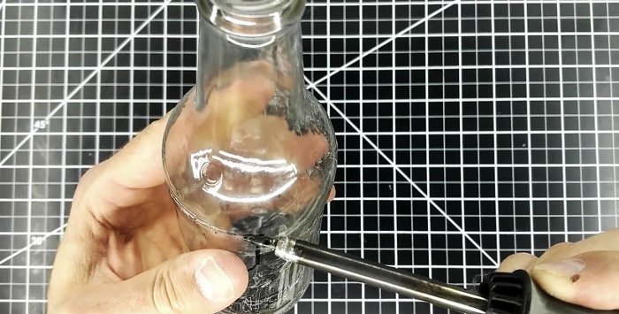 Wie man mit einem Lötkolben ein beliebiges Loch in eine Flasche bohrt
