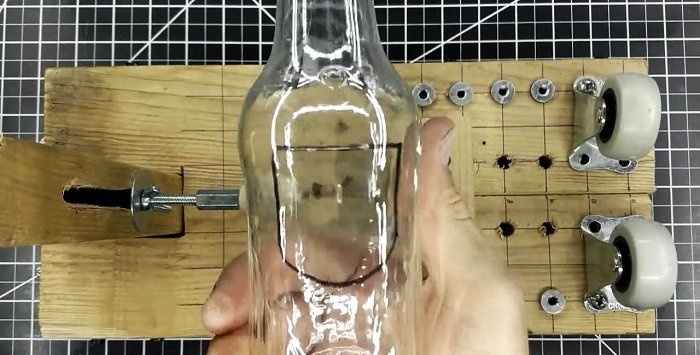 איך לעשות כל חור בבקבוק באמצעות מלחם