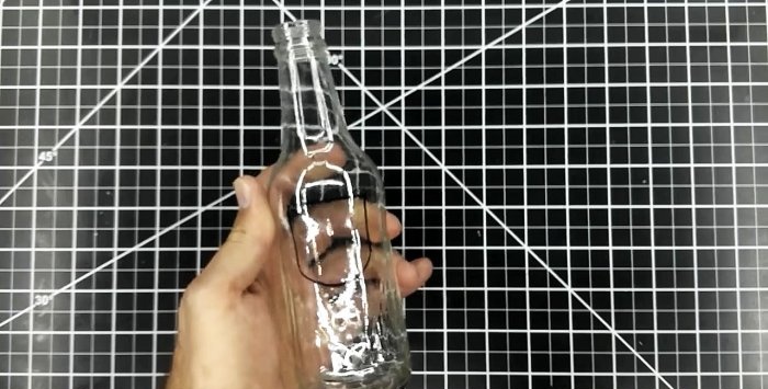 Как да направите дупка в бутилка с помощта на поялник