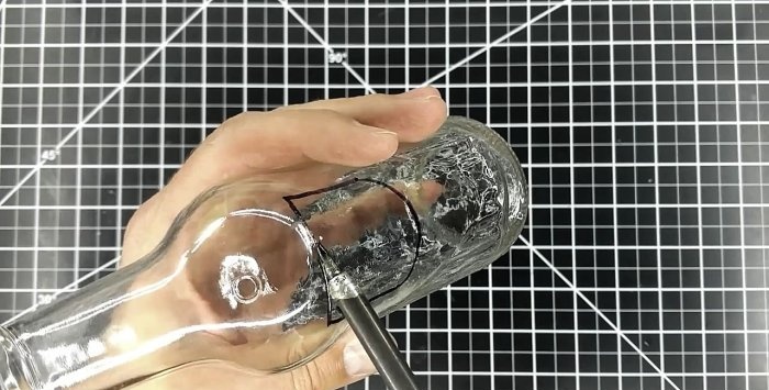 Как да направите дупка в бутилка с помощта на поялник