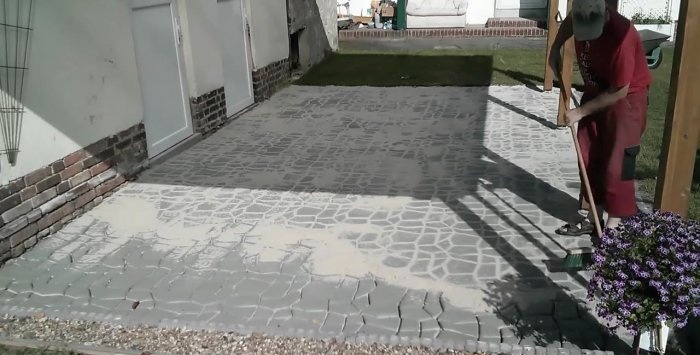 A terasz saját készítésű burkolása házi betonlappal