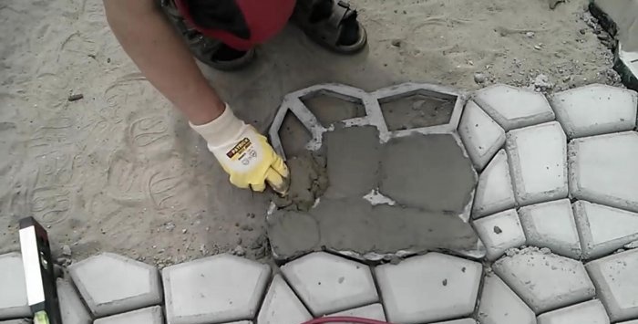 Do-it-yourself na paving ng terrace na may mga homemade concrete tiles