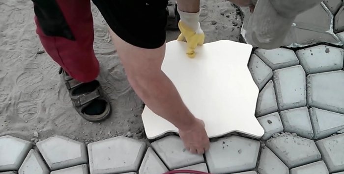 Gør-det-selv belægning af terrassen med hjemmelavede betonfliser