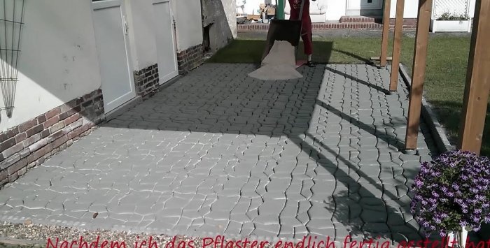 Dlažba terasy svépomocí domácí betonovou dlažbou