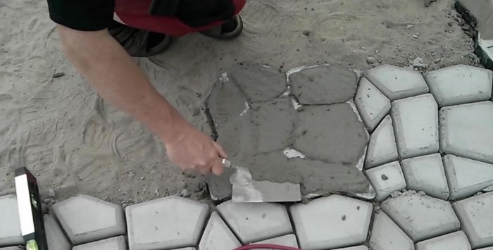Do-it-yourself na paving ng terrace na may mga homemade concrete tiles