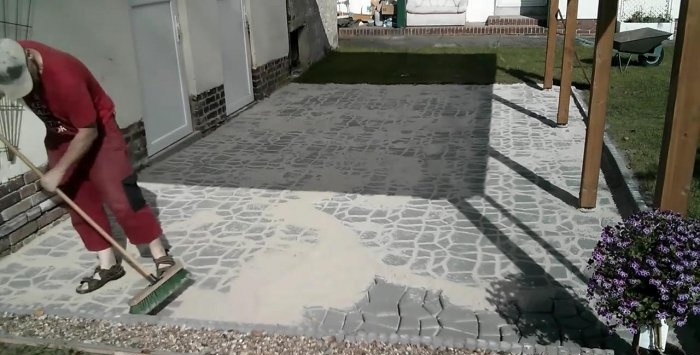 Doe-het-zelf bestrating van het terras met zelfgemaakte betontegels