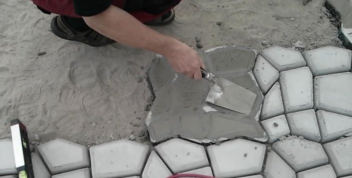 Układanie tarasu własnymi rękami z domowych płytek betonowych