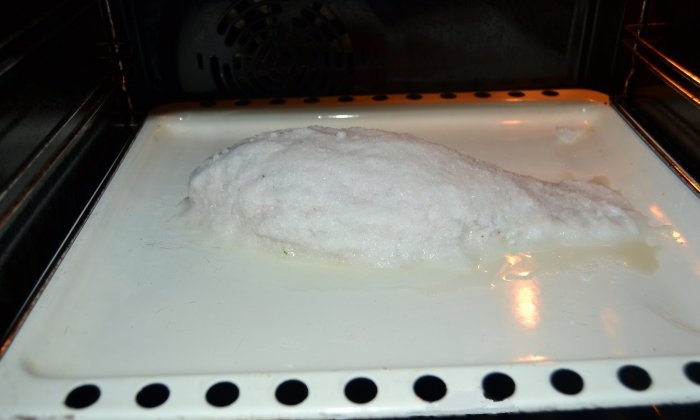 Crucian carp baked in salt