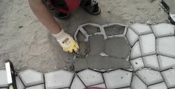 Pavimentazione della terrazza fai-da-te con piastrelle di cemento fatte in casa