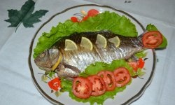 Crucian carp na inihurnong sa asin