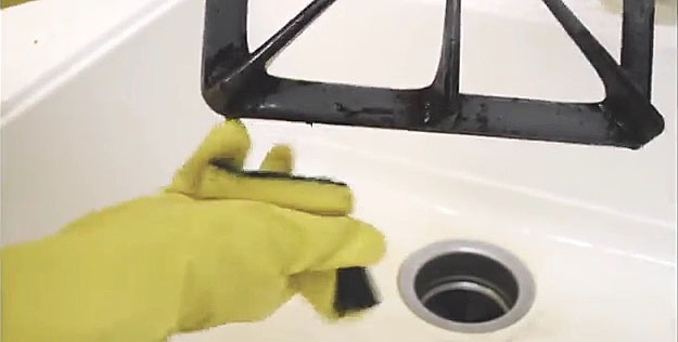 Πώς να καθαρίσετε τις σχάρες της κουζίνας υγραερίου χωρίς επιπλέον κόπο