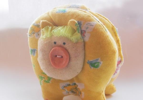 Kako napraviti meku žutu igračku za svinju za Novu godinu