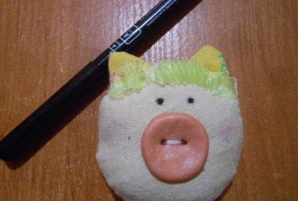 Hoe maak je een zachtgeel varkensspeeltje voor het nieuwe jaar