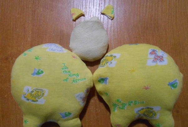 Kaip sukurti minkštą geltoną kiaulės žaislą Naujiesiems metams