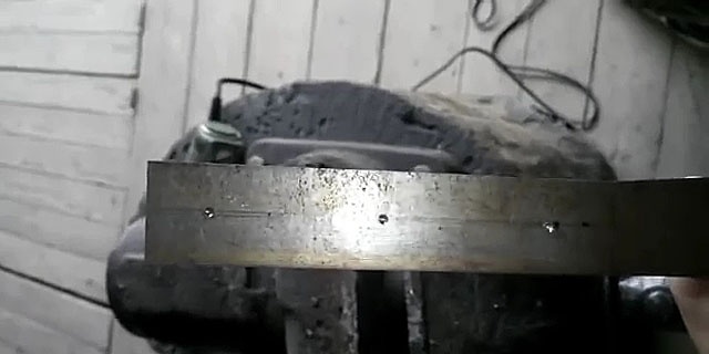 Làm thế nào để đốt một lỗ trên thép cứng