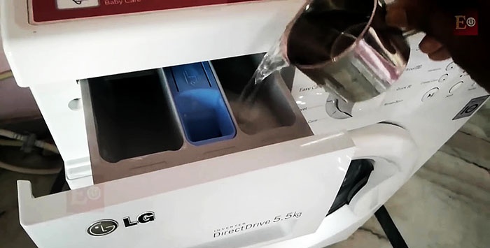 Paano linisin ang washing machine mula sa timbangan at dumi gamit ang soda at suka