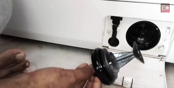 Cum să curățați o mașină de spălat de calcar și murdărie folosind sifon și oțet