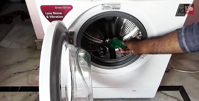 Sådan renser du en vaskemaskine for kalk og snavs ved hjælp af sodavand og eddike