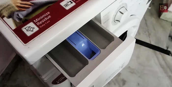 Cum să curățați o mașină de spălat de calcar și murdărie folosind sifon și oțet