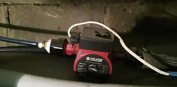 Sistema de calefacción de garaje mediante escape de caldera de gas de casa.