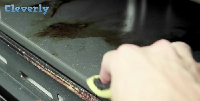 Limpieza sencilla del horno con medios improvisados.