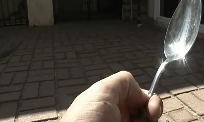 Come accendere il fuoco con un cucchiaio