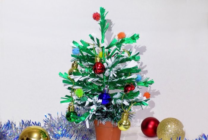 شجرة عيد الميلاد مصنوعة من ورق الكريب المعدني