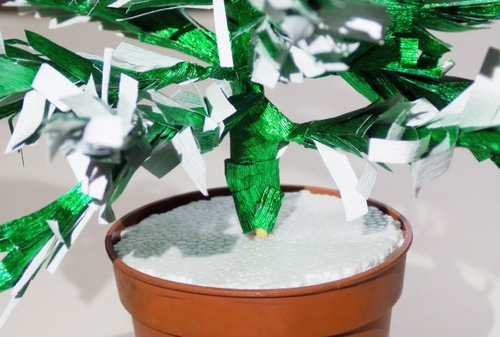 Vánoční stromek vyrobený z metalizovaného krepového papíru