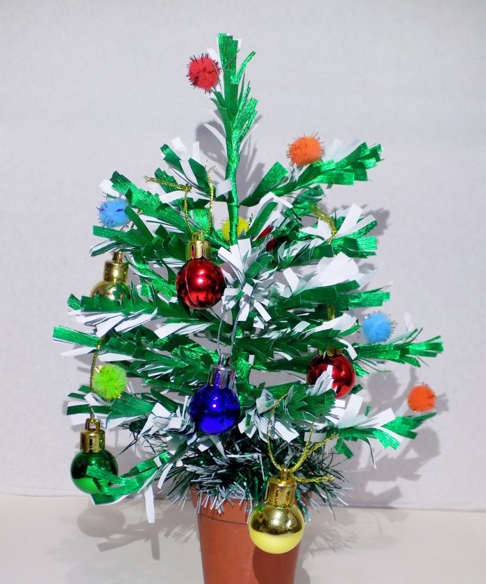 Weihnachtsbaum aus metallisiertem Krepppapier