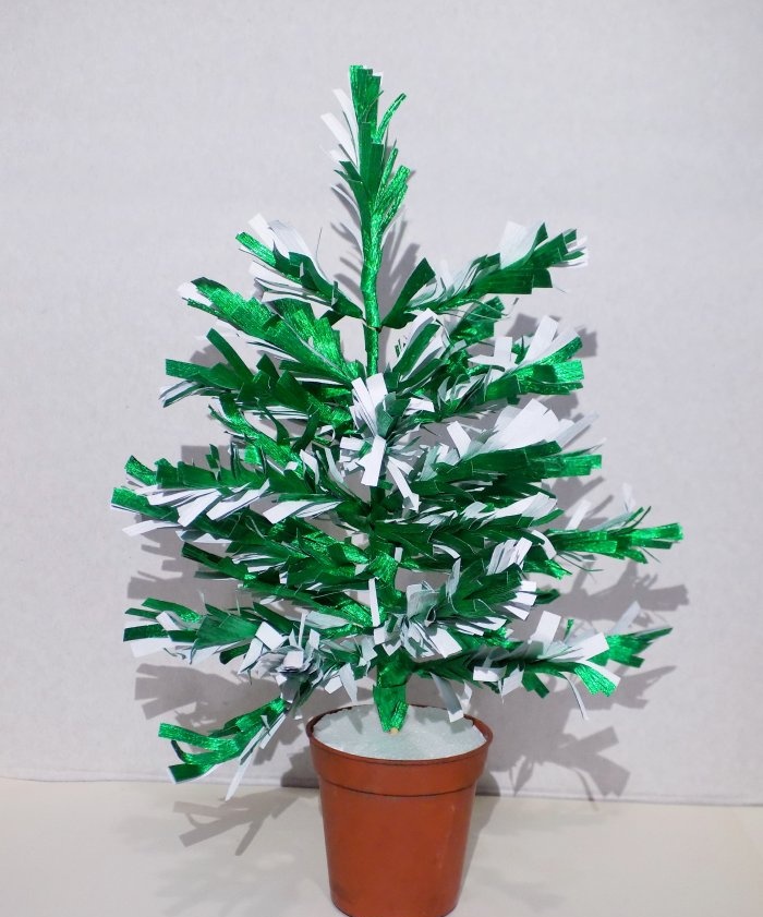 Árvore de Natal feita de papel crepom metalizado