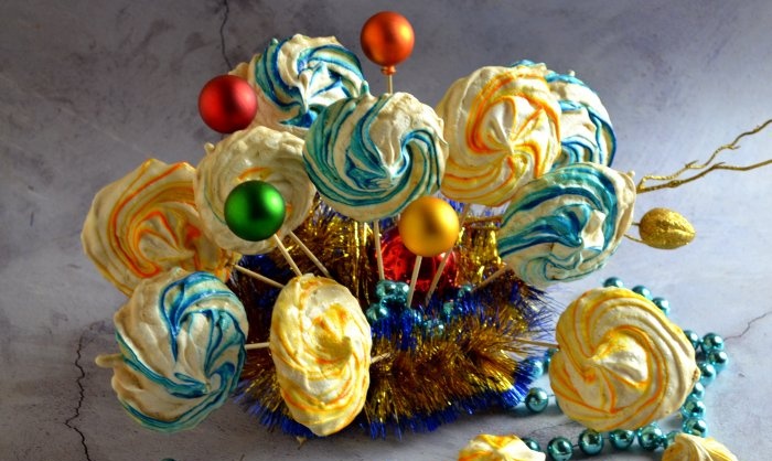 Naujametinės spalvingos meringues ant iešmelių