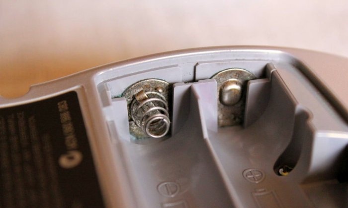 Rengøring af kontakter efter batterilækager