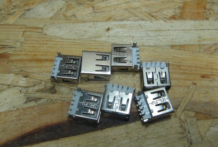 USB-Ladegerät, das alle Geräte gleichzeitig auflädt