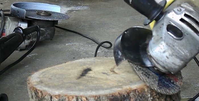 Cách dễ dàng tháo đai ốc của máy mài góc nếu đĩa bị kẹt