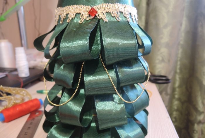 Σαμπάνια ντυμένη σαν χριστουγεννιάτικο δέντρο για το πρωτοχρονιάτικο τραπέζι