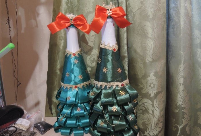 Champán disfrazado de árbol de Navidad para la mesa de Año Nuevo