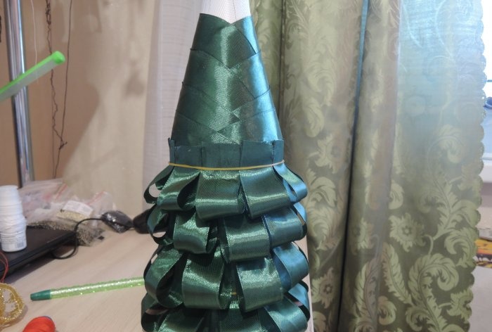 Champán disfrazado de árbol de Navidad para la mesa de Año Nuevo
