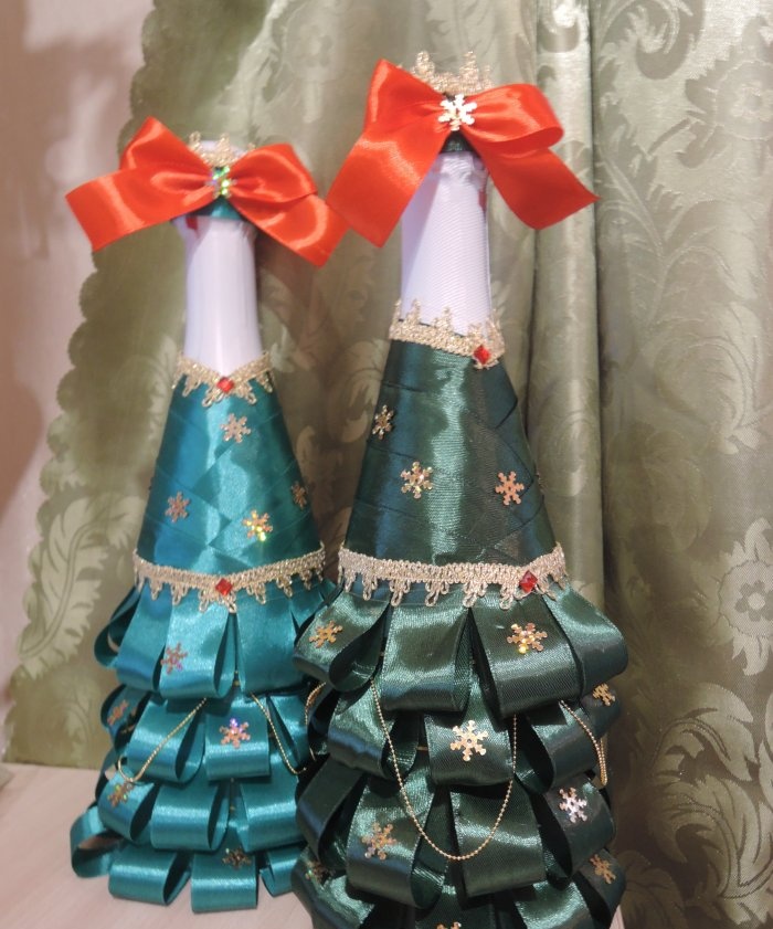 Champagne vestito da albero di Natale per la tavola di Capodanno