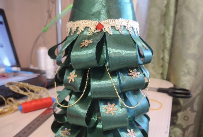 Champagne vestito da albero di Natale per la tavola di Capodanno
