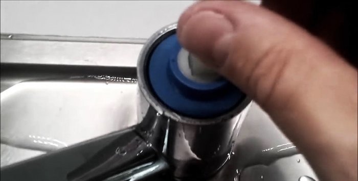 La robinet se scurge, reparand o baterie cu o singura maneta