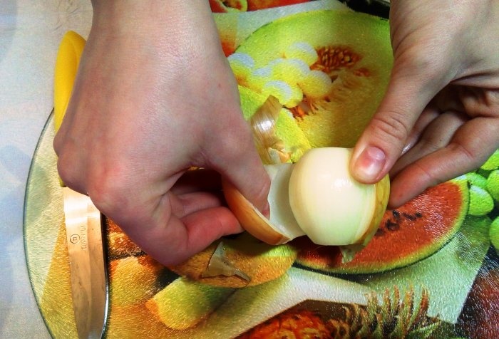 4 ways to quickly peel onions without tears