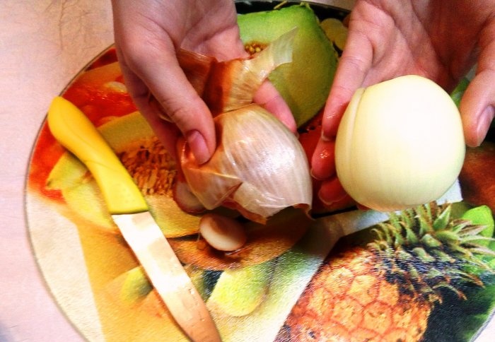 4 ways to quickly peel onions without tears