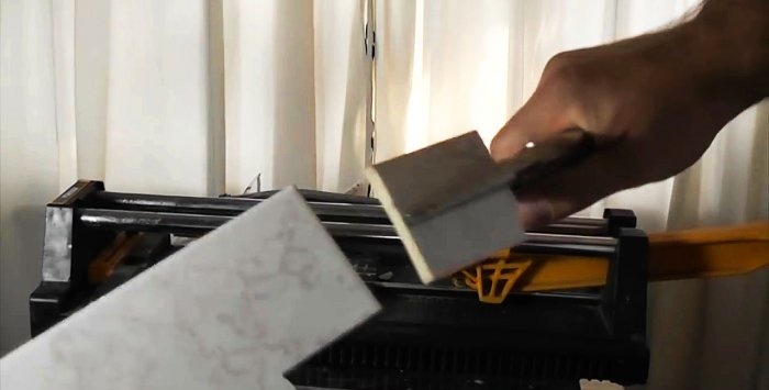 Πώς να φτιάξετε μια ορθογώνια κοπή σε κεραμικά πλακίδια