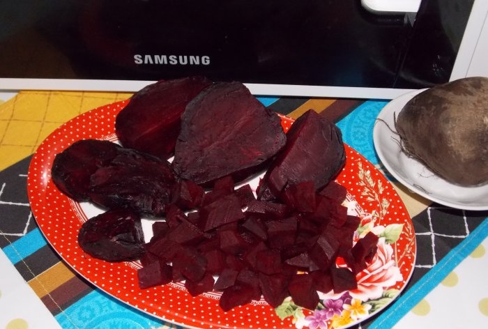 Paano mabilis na lutuin ang mga beets sa microwave