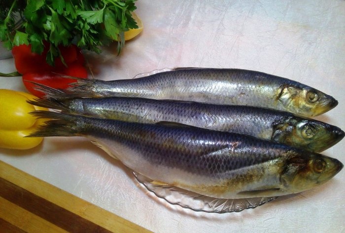 Paano linisin ang herring ng tatlong mabilis na paraan