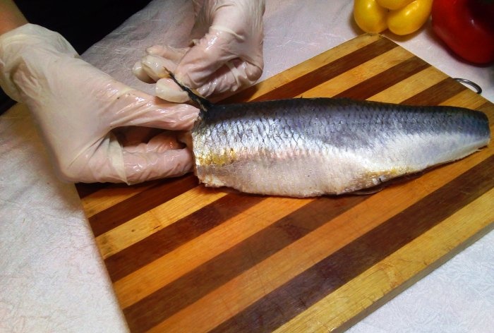 Bagaimana untuk membersihkan herring tiga cara cepat