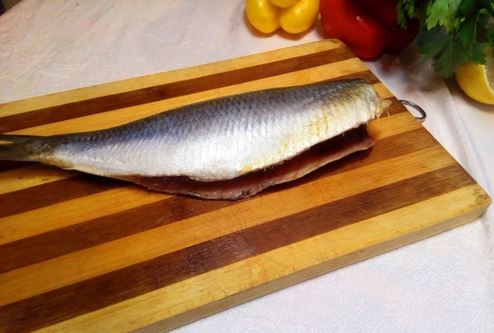 Bagaimana untuk membersihkan herring tiga cara cepat