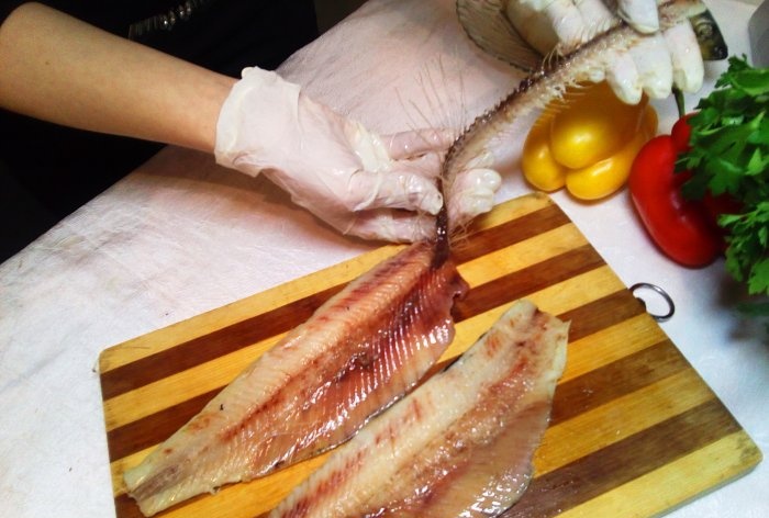 Bagaimana untuk membersihkan herring tiga cara cepat